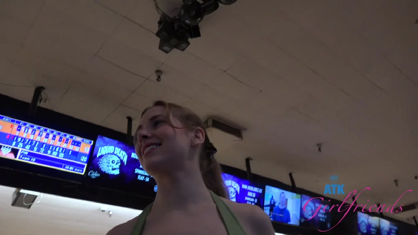 Fiona Peaches Bowling 1 XXX